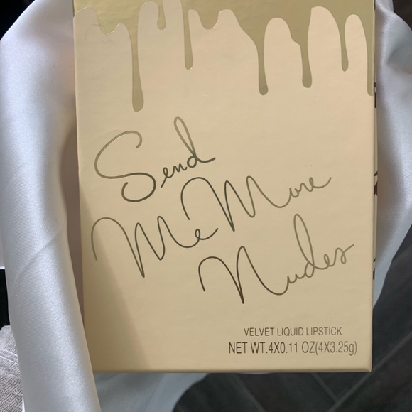 NEW! 💋KYLIE NUDES MATTE LIQUID LIPSTICK SET - Picture 3 of 6